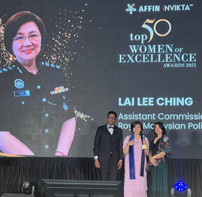 ACP Lai Lee Ching receiving the AFFIN INVIKTA Top 50 Women of Excellence award