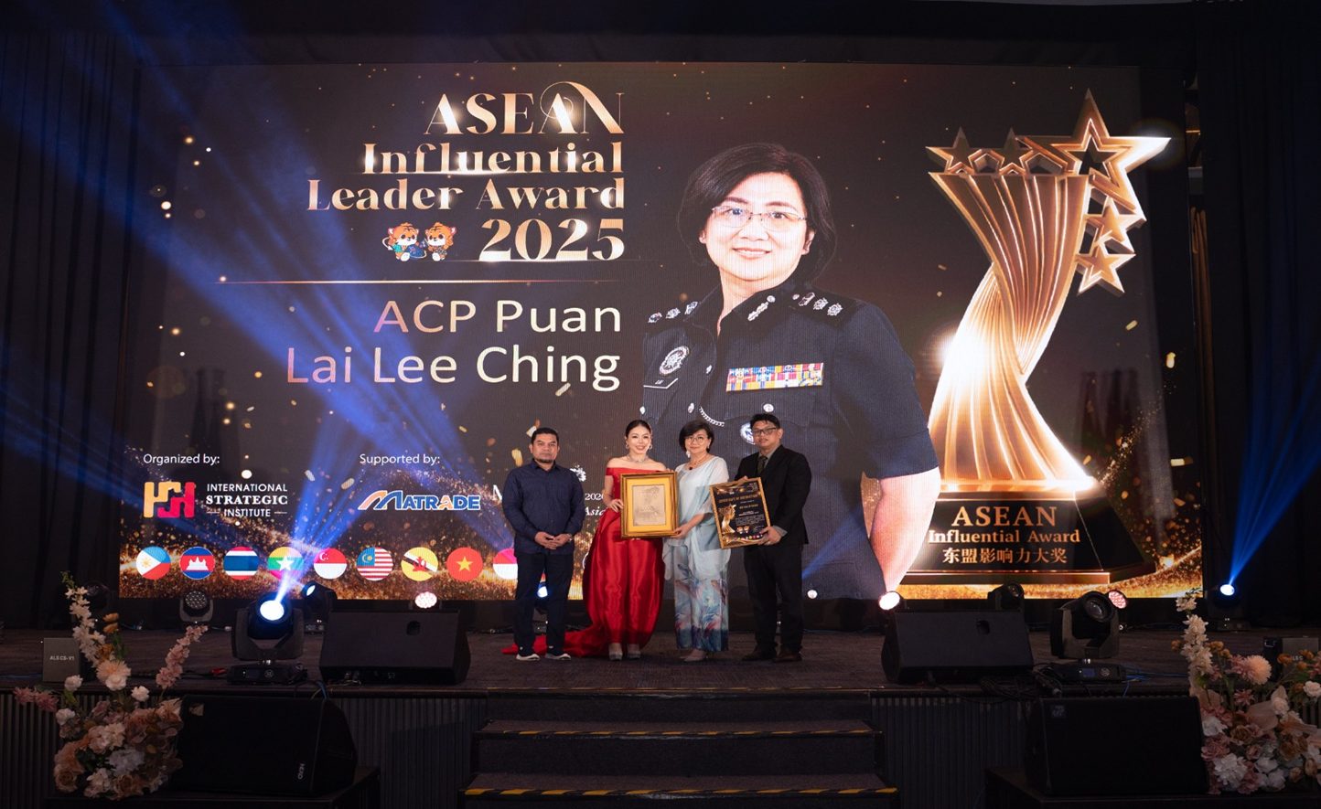 ACP Lai Lee Ching on stage receiving the ASEAN Influential Leader Award 2025