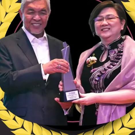 ACP Lai Lee Ching receiving the MCWEA Women of Excellence Award 2022
